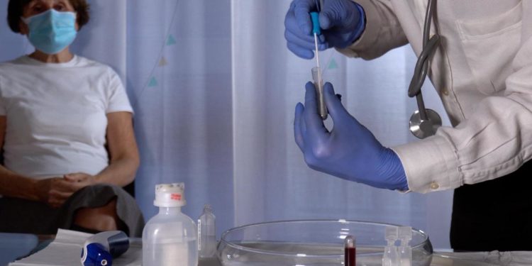 Cure domiciliari covid, antivirali e monoclonali: ministero aggiorna indicazioni