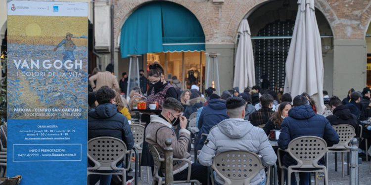 Covid Italia, Costa: “Da 11 febbraio via mascherine all’aperto”