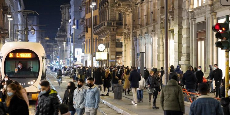 Covid oggi Italia, contagi in calo: quasi 150mila morti da inizio pandemia