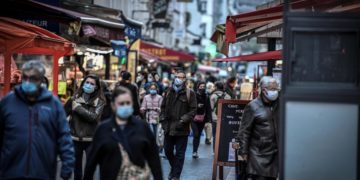 Covid Francia oggi, allentate restrizioni: stop a mascherine all’aperto e limiti eventi