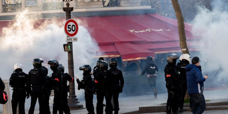 Francia, protesta no vax: 97 arresti e 513 richiami verbali