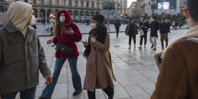 Stop mascherine all’aperto, Pregliasco dice sì: “Situazione migliora”