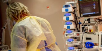 Variante Omicron, rianimatori: “Dominante anche in terapia intensiva tra no vax”