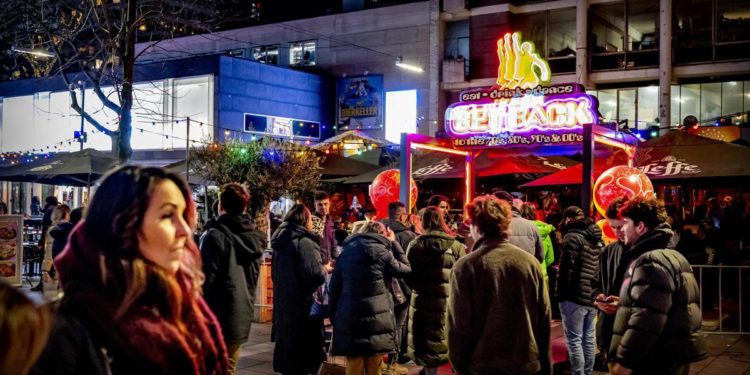 Covid, Europa allenta regole su mascherine e green pass: cosa cambia e dove