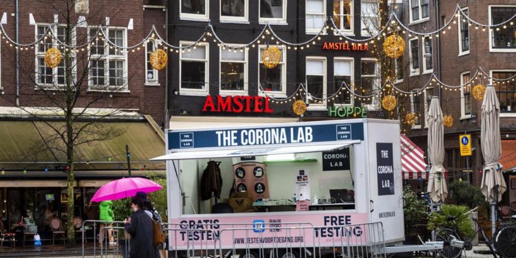 Covid oggi, Olanda riapre senza limiti stadi, cinema e ristoranti