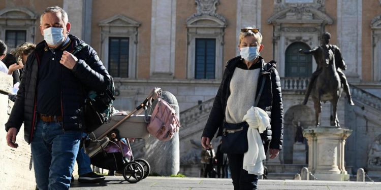 Covid oggi Italia, crollano i contagi. Giù per la prima volta anche i decessi