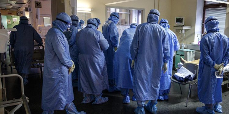 Covid Russia oggi, quasi 700 morti in 24 ore