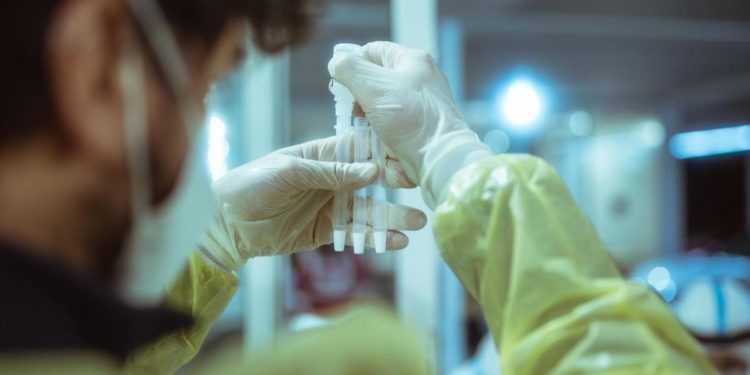 Covid oggi Italia, contagi in calo da 4 settimane. Gimbe: “Discesa frena”