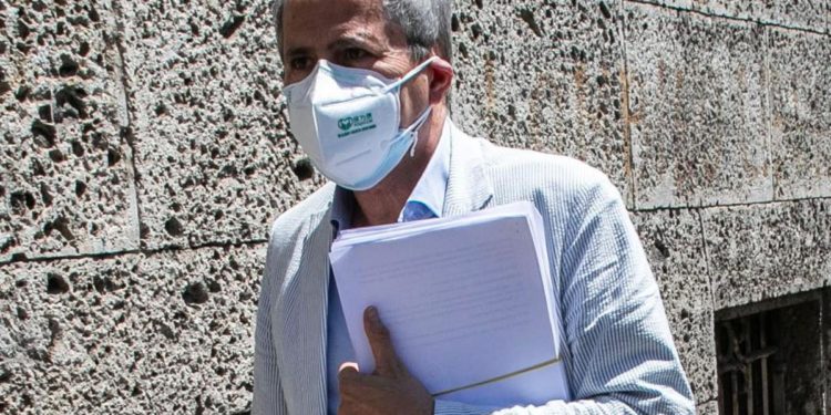 Stato emergenza covid, Crisanti: “Va abolito a fine marzo”