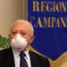 Mascherine all’aperto, in Campania resta obbligo: ordinanza De Luca