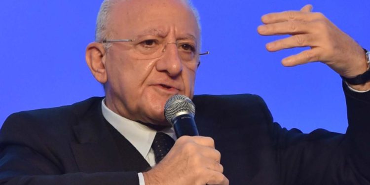 Covid, De Luca: “Meloni irresponsabile su vaccino figlia”