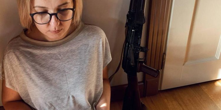 Guerra Ucraina-Russia, deputata in foto con kalashnikov: “Se serve lo userò”