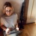 Guerra Ucraina-Russia, deputata in foto con kalashnikov: “Se serve lo userò”