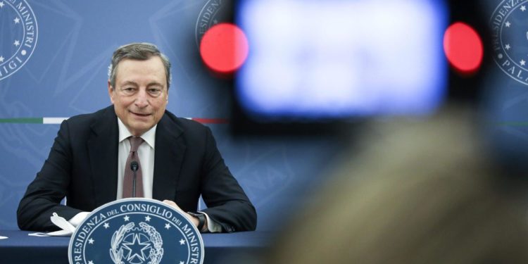 Bollette, Draghi: “In campo quasi 8 miliardi senza scostamenti”
