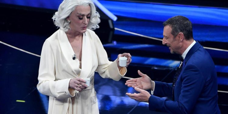 Sanremo 2022, Drusilla Foer incanta il pubblico: “Conduca il Festival”