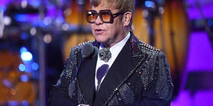 Elton John, paura in volo: guasto all’aereo