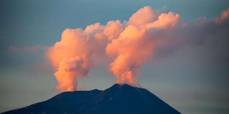 Etna, eruzione oggi: fontana di lava e nube di 10 km