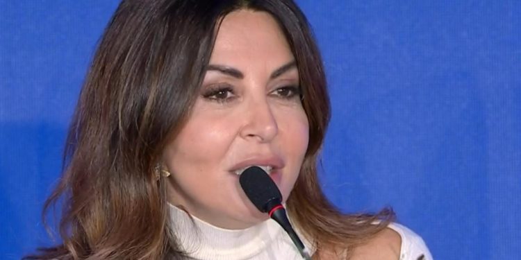 Sanremo 2022, Ferilli show: “Stasera 3 di notte, corsi di sopravvivenza”