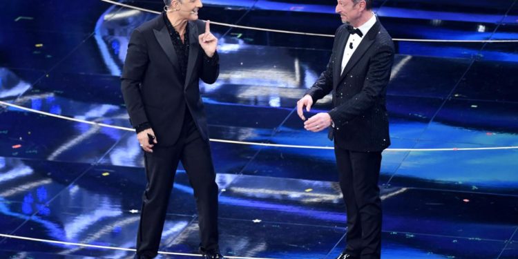 Sanremo 2022, no green pass contro Fiorello: “Pagliacciata su vaccino”