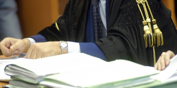 Lavoratore no vax sospeso, per Tar Lazio lo stipendio va restituito