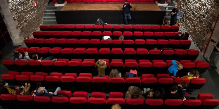 Covid, da 10 marzo tornano cibo e bevande in stadi, cinema e teatri