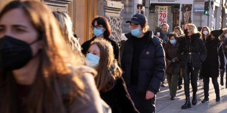 Stop mascherine all’aperto, Salmaso: “Ma precauzioni restano necessarie”