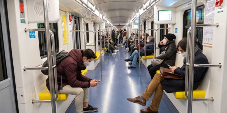 Covid oggi Lombardia, 1.804 contagi e 37 morti. A Milano 579 nuovi casi