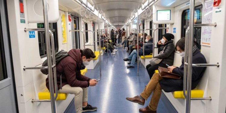 Covid oggi Lombardia, 5.964 contagi e 18 morti. A Milano 1.885 casi