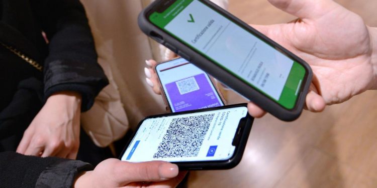 Green pass, Costa: “Allo studio rimozione per attività all’aperto”