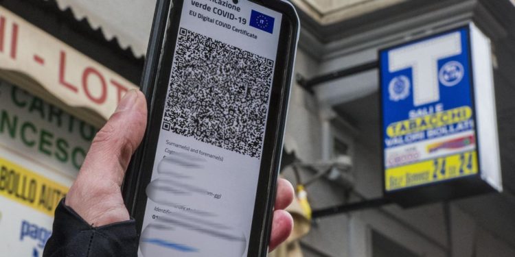 Green pass negozi 1 febbraio 2022, regole controlli: faq governo