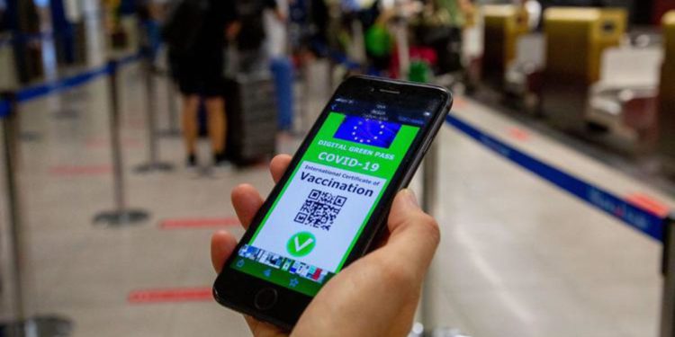 Crisanti: “Green pass non c’entra con calo contagi covid Italia”