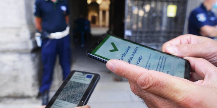 Obbligo vaccinale over 50, governo pone fiducia su dl