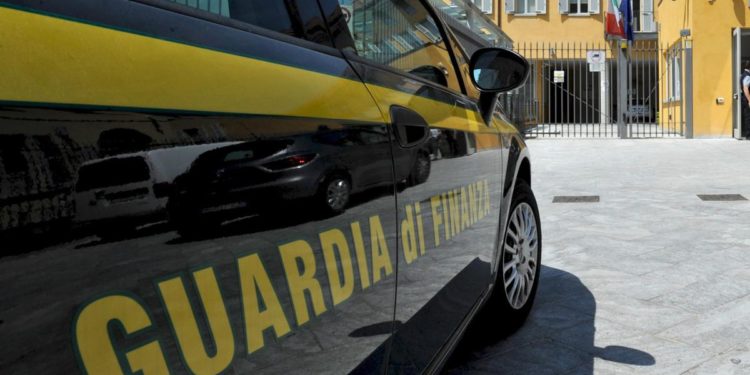 Fondi Covid, frode da oltre 460mila euro: incentivi usati anche per comprare Rolex