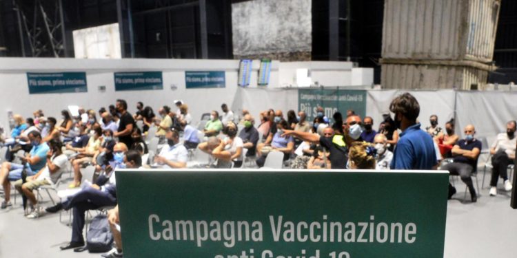 Vaccini covid Italia, report: somministrazioni dimezzate in 10 giorni