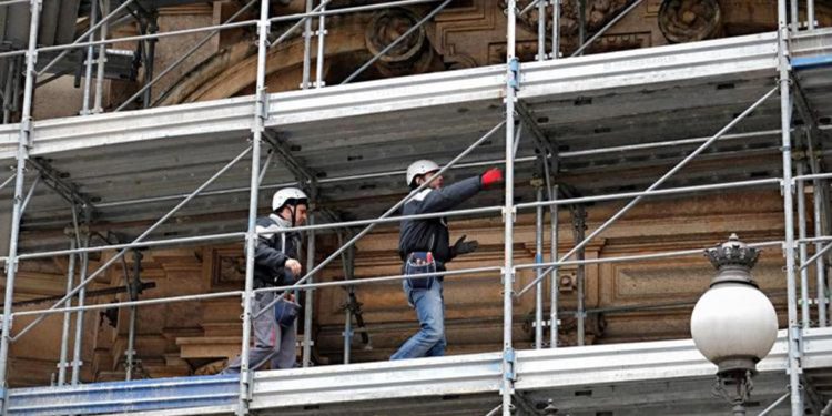 Superbonus, l’allarme: “Senza fondi fallimento aziende e condomini”