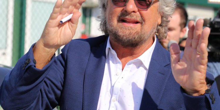 M5S, Grillo: “Usato come condom per protezione Movimento”