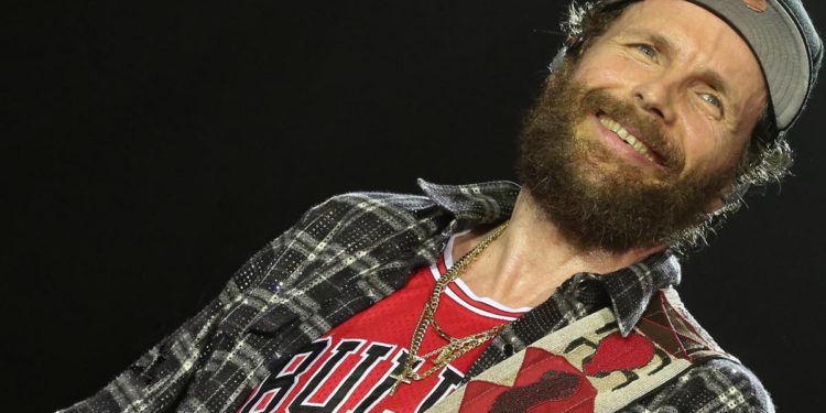 Sanremo 2022, quarta serata: Jovanotti sul palco con Morandi