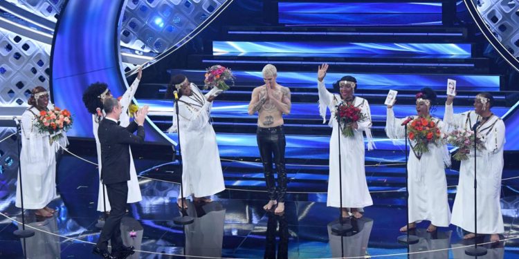 Sanremo 2022, Amadeus: “Da cattolico non sono stato turbato da Achille Lauro”