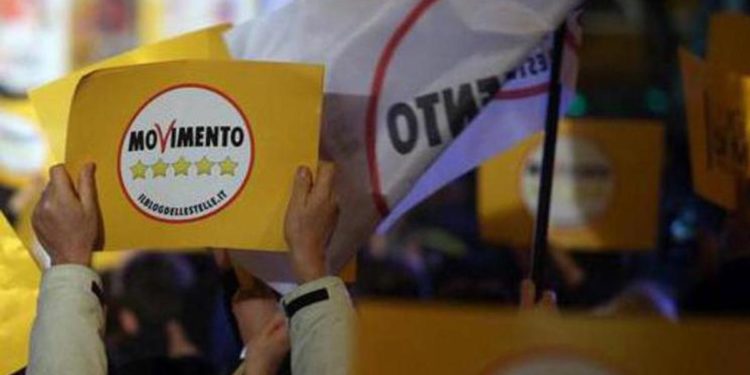Sondaggio politico: M5S al minimo storico