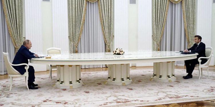 Crisi Ucraina, Macron incontra Putin al Cremlino: 5 ore di colloquio