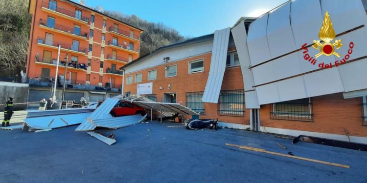 Maltempo, tempesta di vento sull’Italia: parchi chiusi, tetti scoperchiati