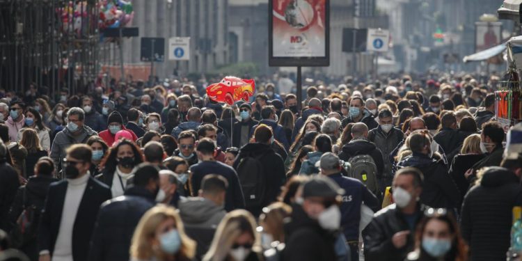 Stop mascherine all’aperto: cosa dicono Bassetti, Crisanti e Pregliasco