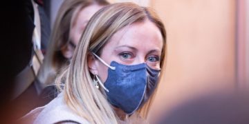 Sondaggi politici: Fratelli d’Italia primo partito, Pd e Lega calano