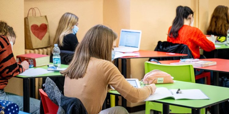 Covid e scuola, Miozzo (Cts): “Sbagliato discriminare i non vaccinati, servono tamponi”