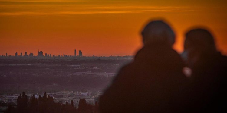 Mascherine all’aperto, stop obbligo da 11 febbraio: ordinanza