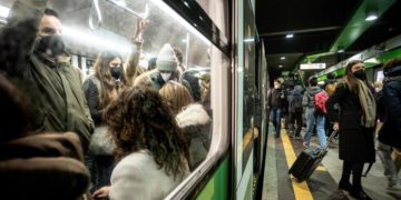 Covid oggi Lombardia, 6.516 contagi e 45 morti. A Milano 1.921 casi