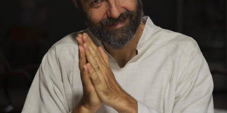 ‘Osho’ sbarca in tv col volto di Neri Marcoré e diventa un antennista di Centocelle