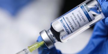 Novavax, medico no-vax: “Potrebbe essere più sicuro ed efficace”