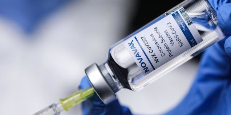 Novavax, medico no-vax: “Potrebbe essere più sicuro ed efficace”