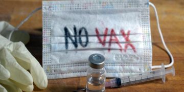 Da Bassetti a Ricciardi, esperti nel mirino di attacchi e minacce no vax
